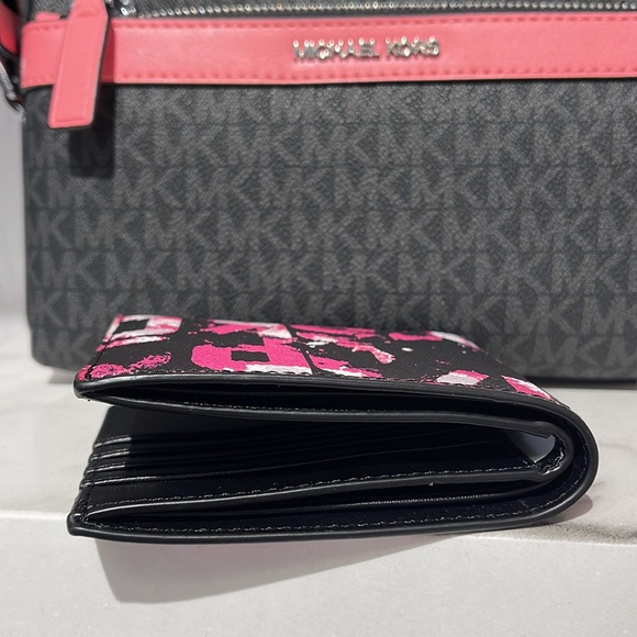 MICHAEL KORS MENS Cooper Graphic Logo Billfold Wallet 
Style# 36F2LCOF1V
CHILI - Picture 5 of 16